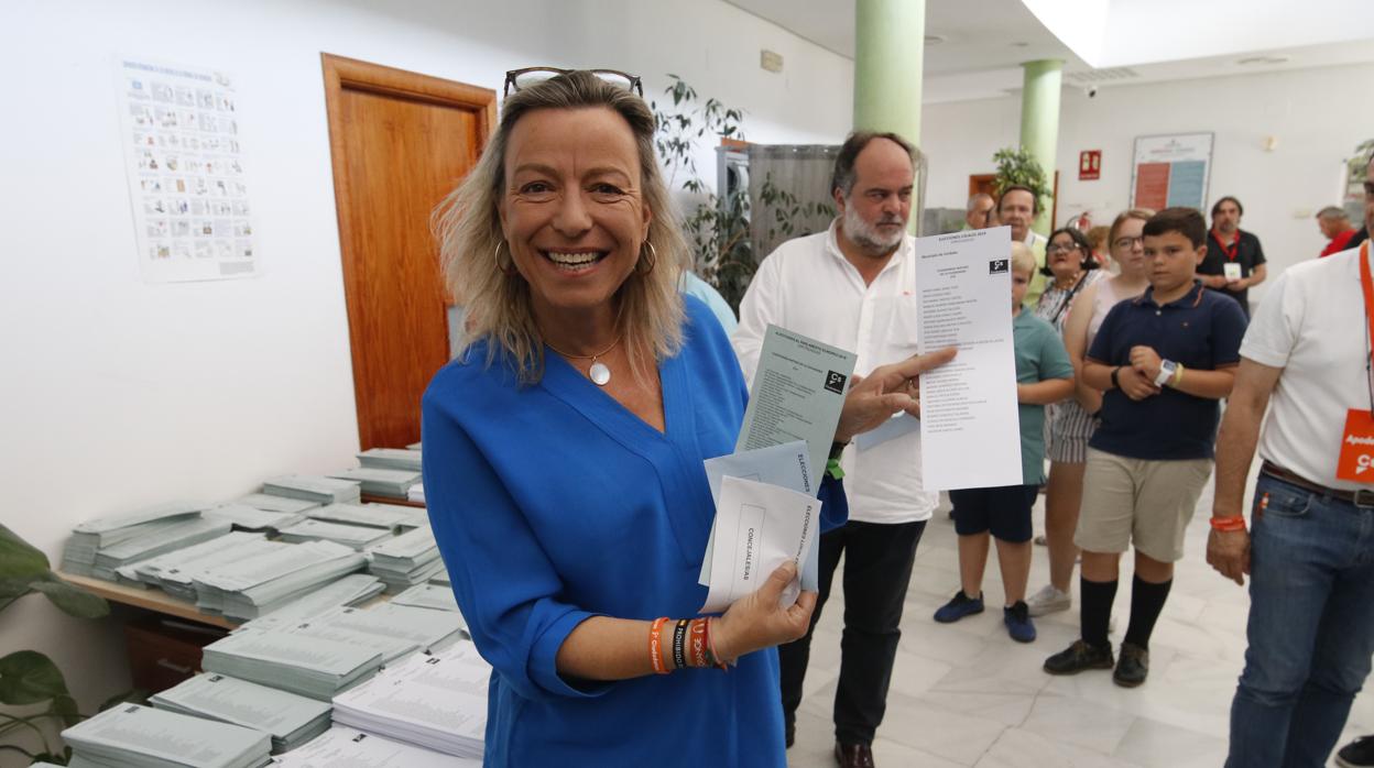 Isabel Albás antes de votar