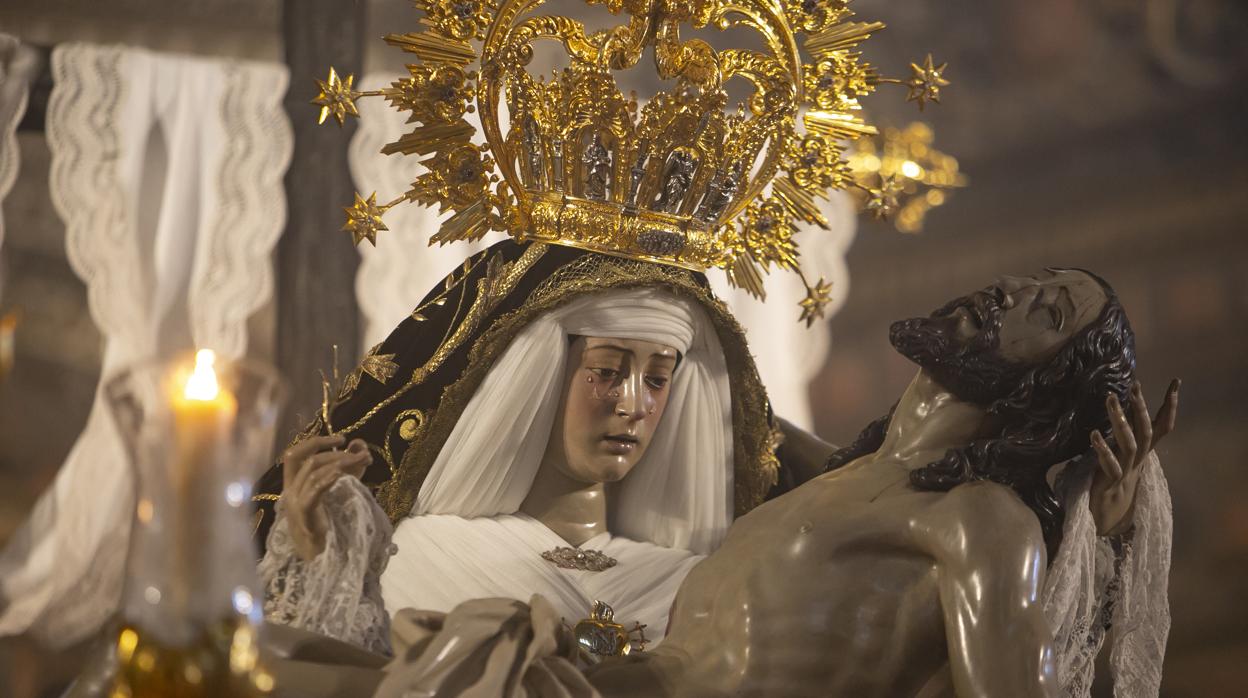 Nuestra Señora de las Angustias coronada de Córdoba dispuesta en su paso el Jueves Santo