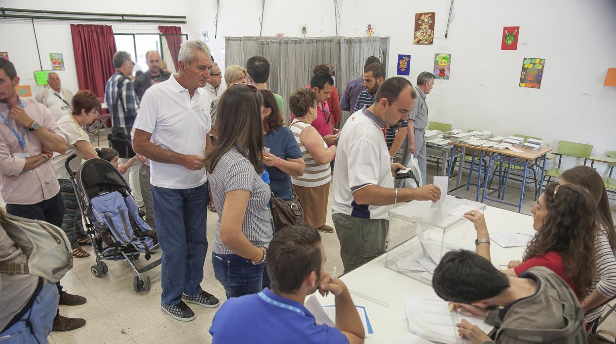 Gente votando en las elecciones de 2015