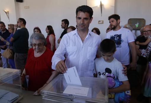 Pedro García votando