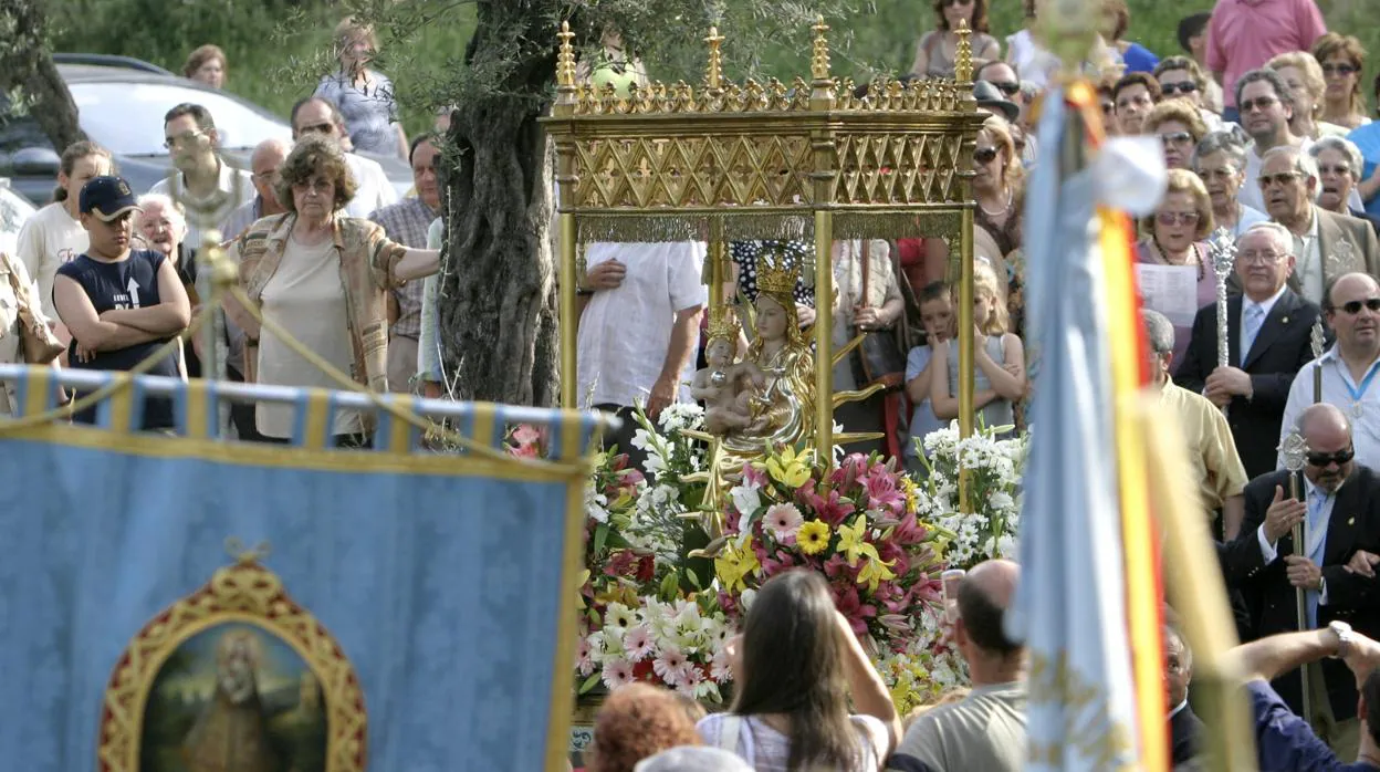 Procesión de la Virgen de Linares por la proximidad de su santuario en la sierra de Córdoba
