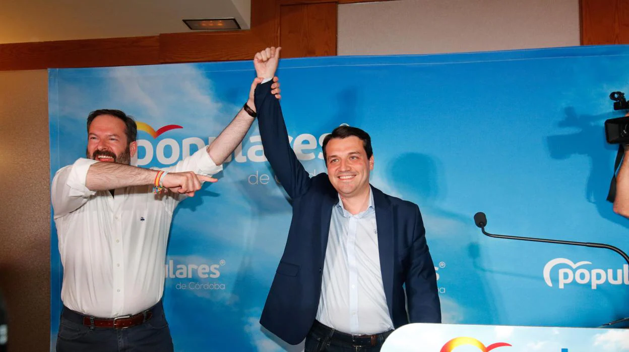Adolfo Molina celebra con Bellido la victoria del PP en la noche electoral