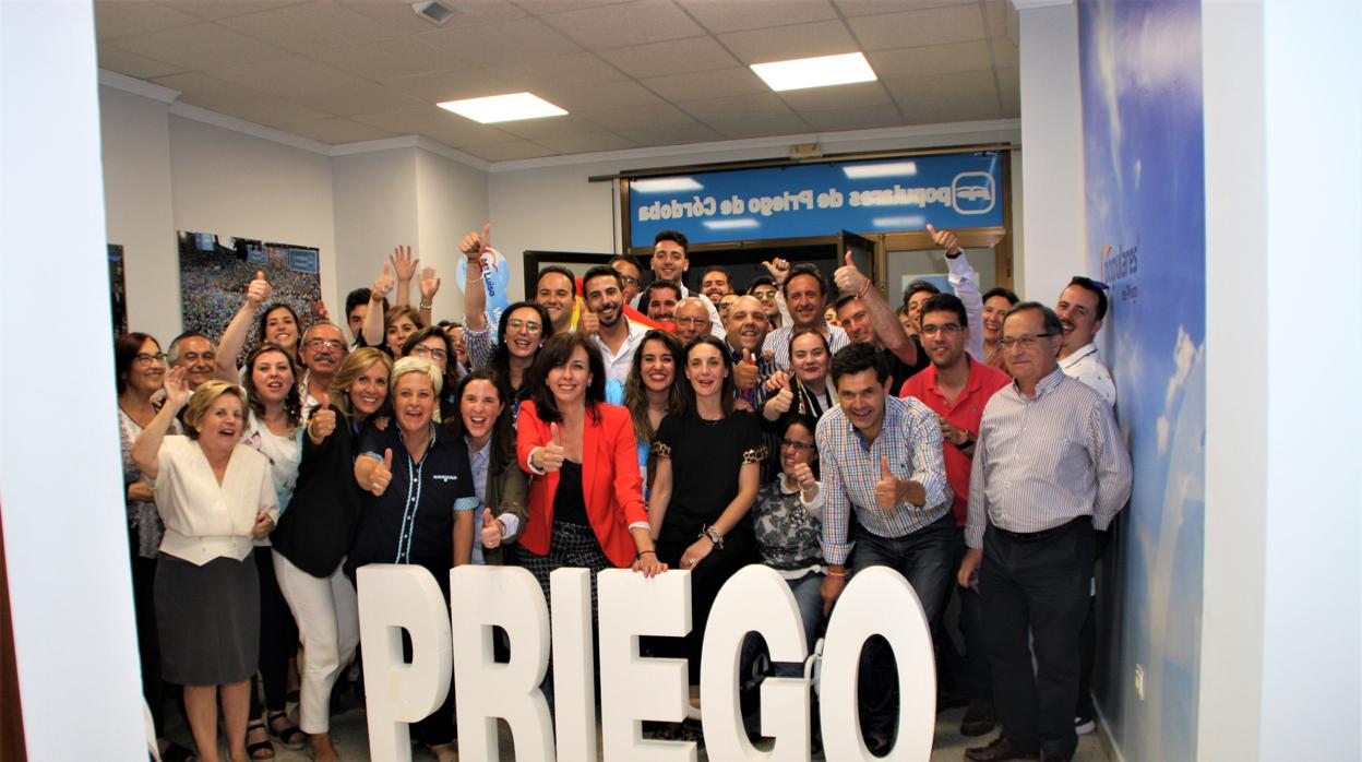 María Luisa Ceballos, en el centro, celebra la victoria del PP en Priego