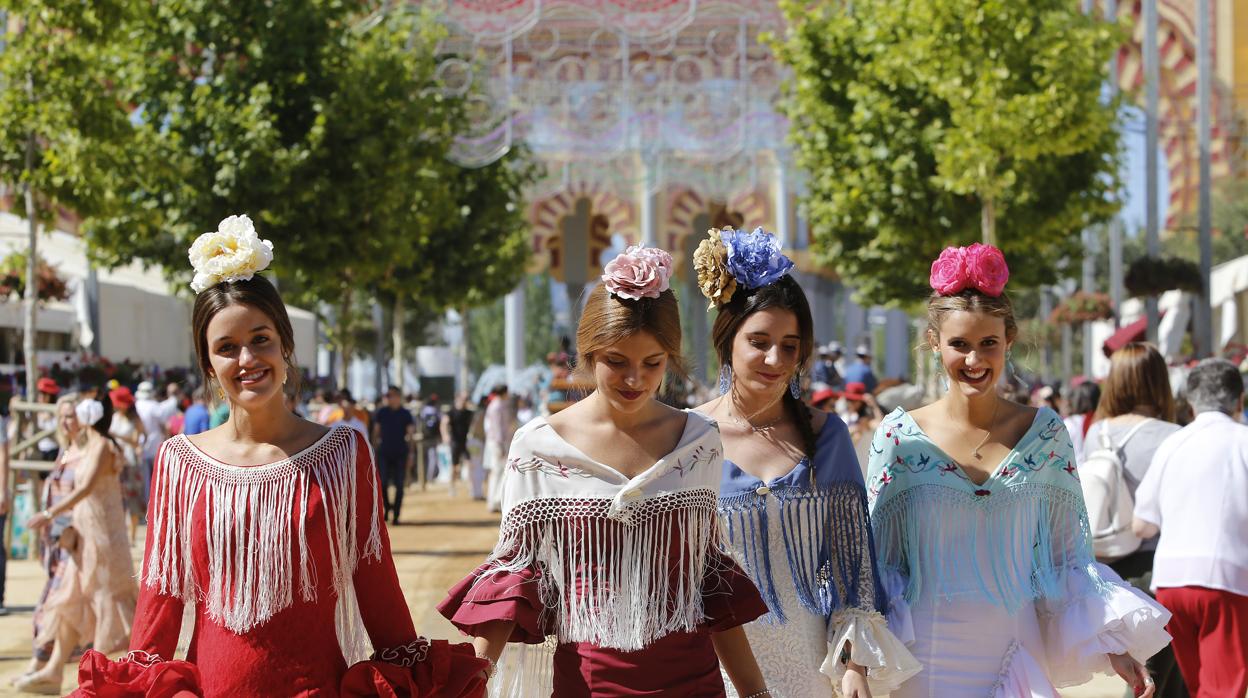 Varias jóvenes vestidas de flamencas en el recinto de El Arenal