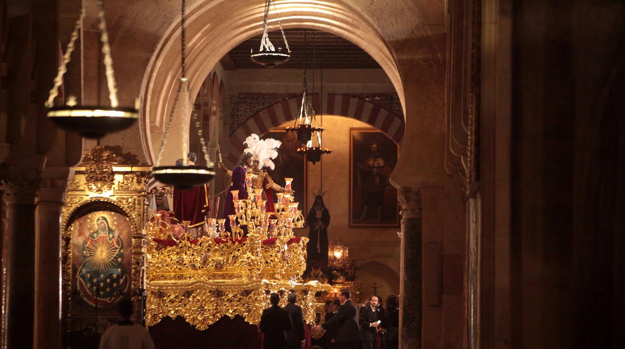 Nuestro Padre Jesús de la Redención en el interio de la Mezquita-Catedral de Córdoba