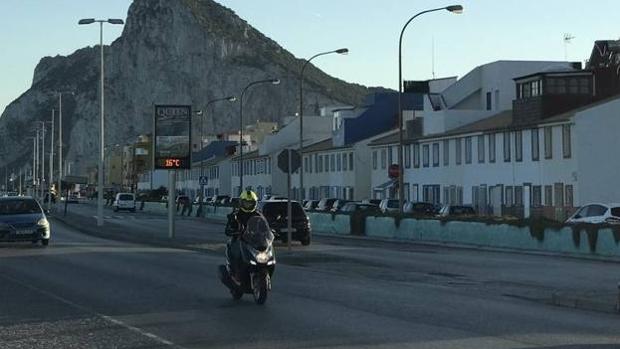 Policías nacionales tienen que pedir apoyo en La Línea de la Concepción al intentar identificar a cinco personas