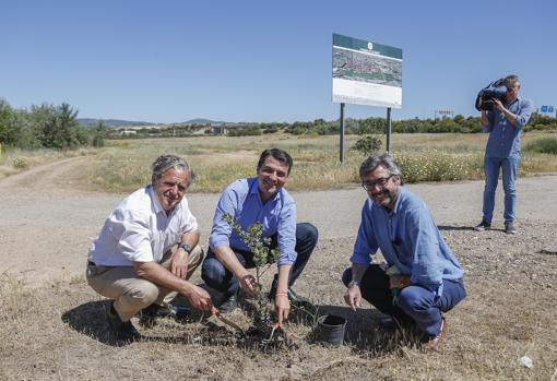 Bellido, en el centro, con parte de su equipo, en el parque de la Asomadilla