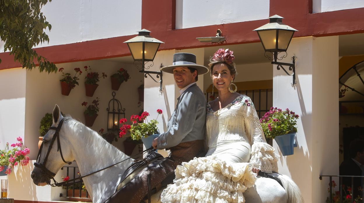 Un hombre y una mujer, a caballo en la Feria de Nuestra Señora de la Salud de Córdoba