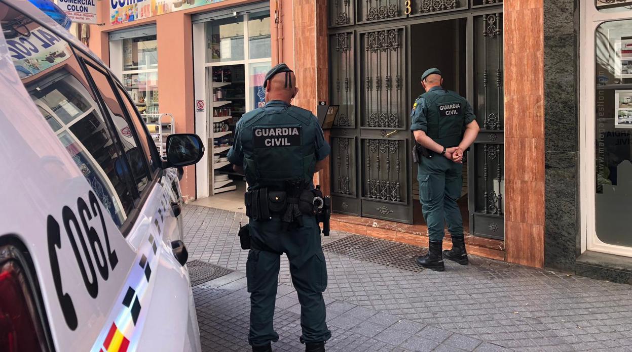 Efectivos de la Guardia Civil en uno de los registros de Málaga durante el desmantelamiento de una banda narcotraficante
