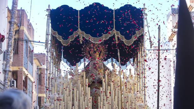 La emotiva petalada a la Virgen de la Estrella de Córdoba en su barrio