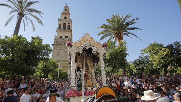 La hermandad del Rocío de Córdoba se despide de la ciudad con aromas a marismas, pinares y arenas