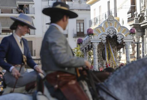 El simpecado, poco después de su salida de San Pablo