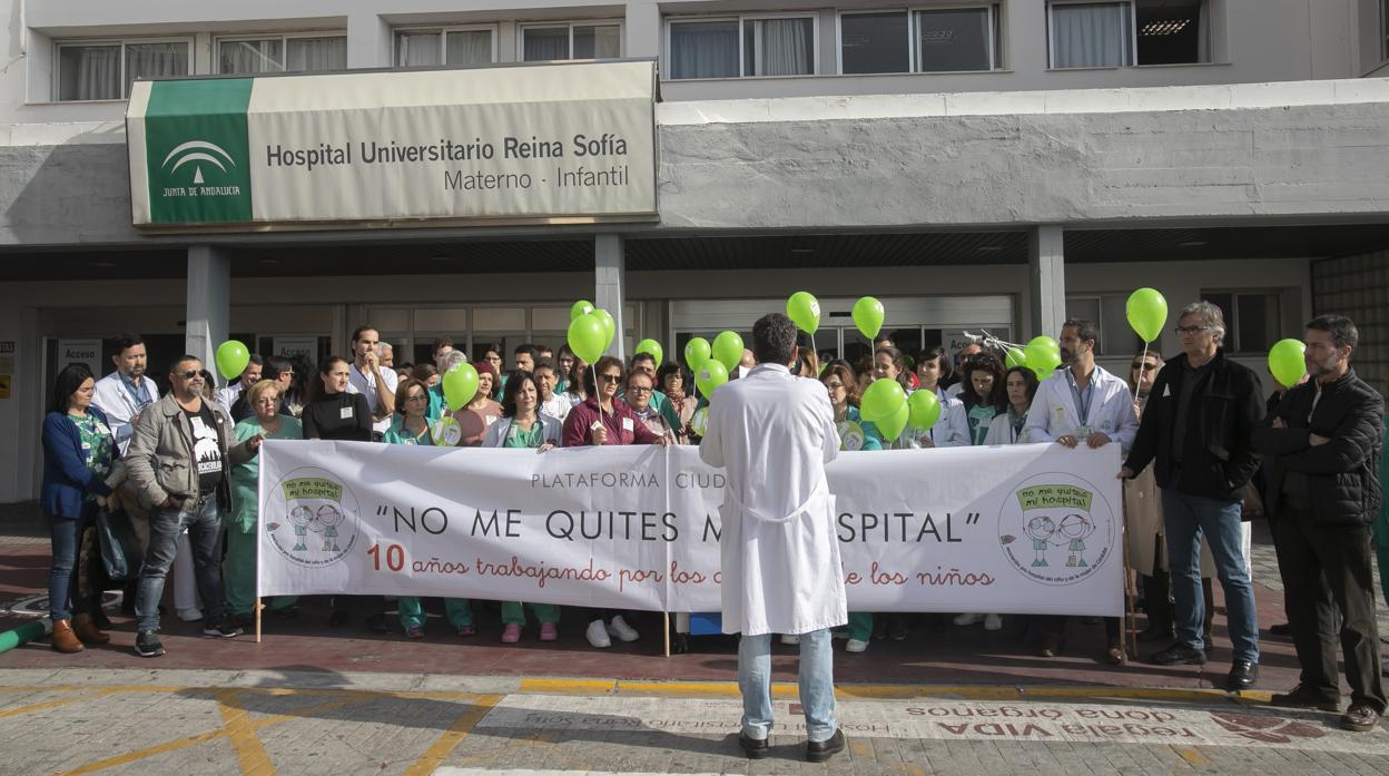 Concentración de la plataforma No me quites mi hospital frente al Reina Sofía