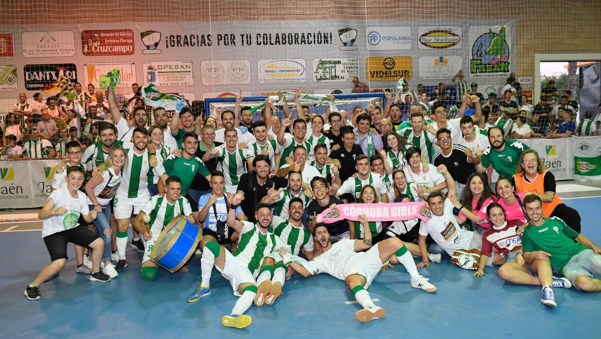 El Córdoba Futsal celebrando el ascenso en Mengíbar