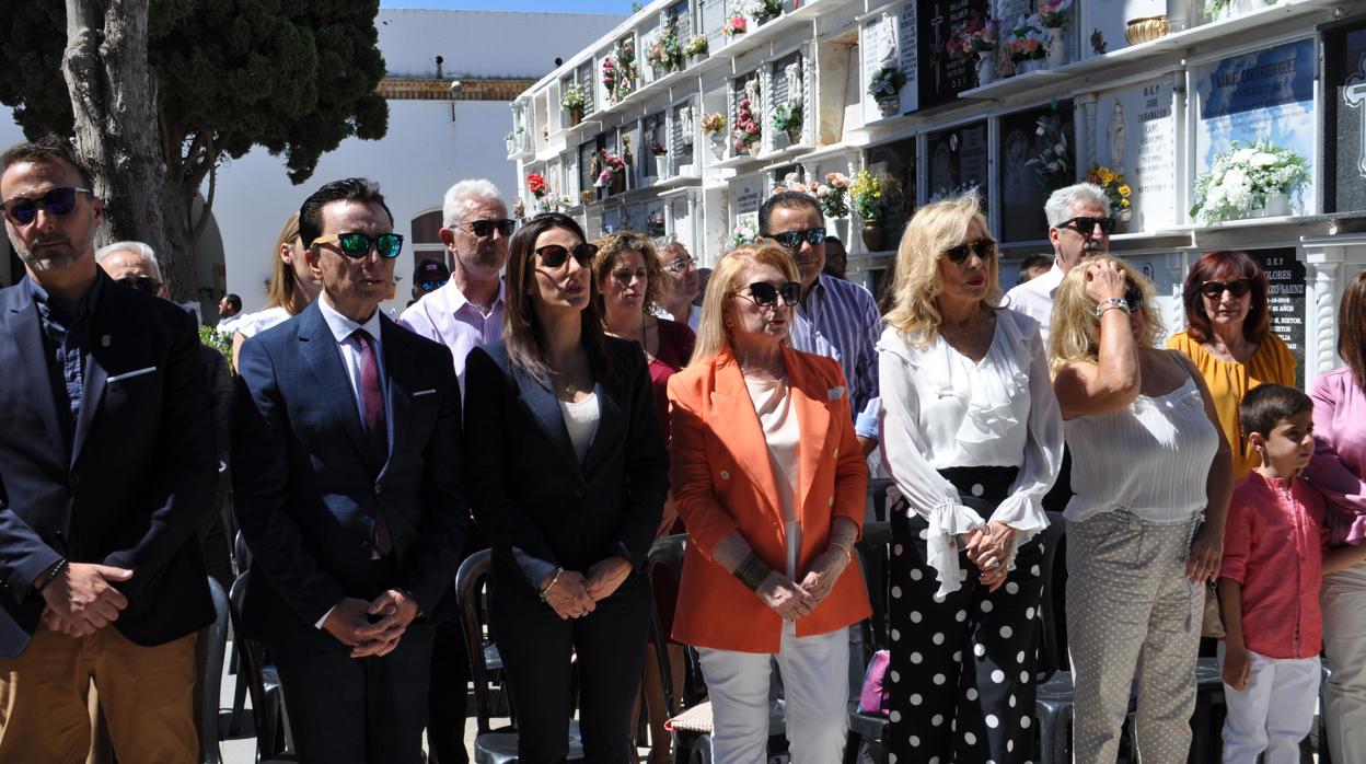 La familia de Rocío Jurado le rinde homenaje en el cementerio de Chipiona