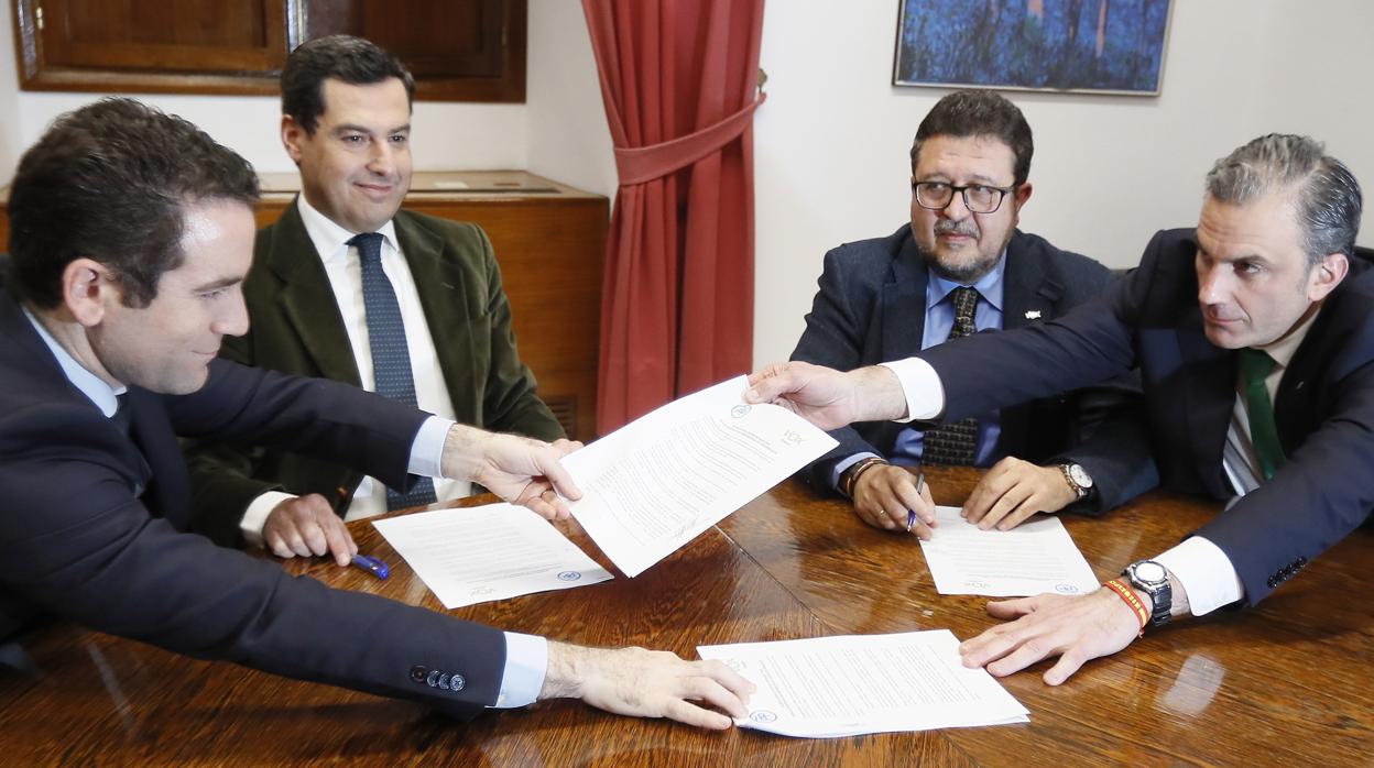 Teodoro García Egea, Juanma Moreno, Francisco Serrano y Javier Ortega Smith en la firma del pacto