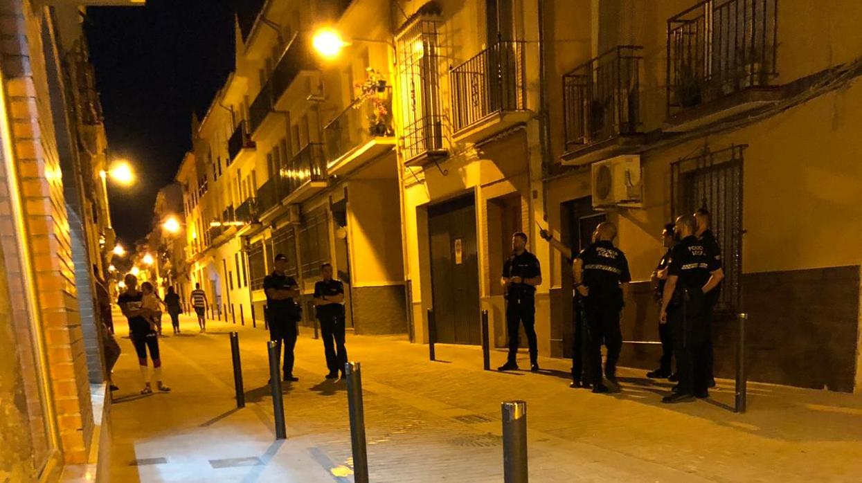 Actuación policial en una de las calles afectadas por la ocupación de viviendas