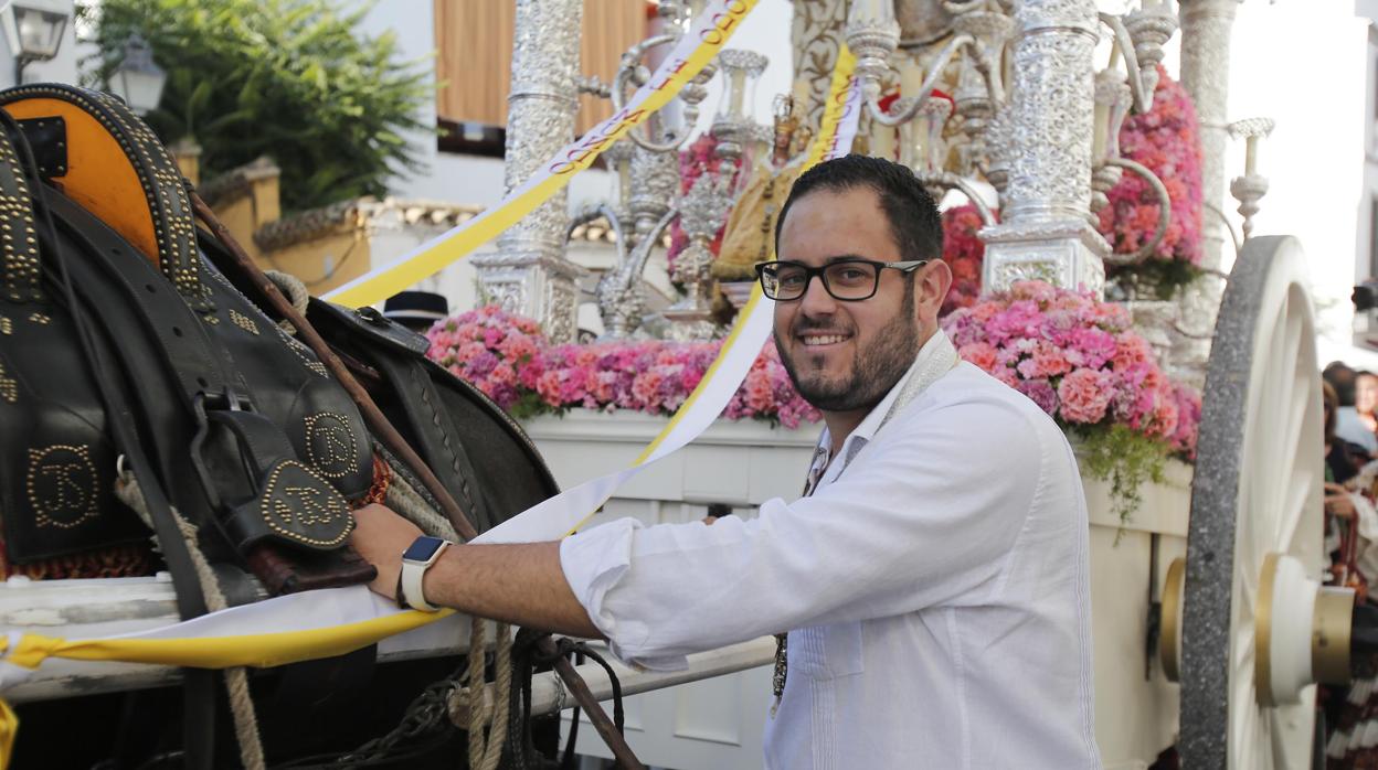 Antonio Simón, miembro de la hermandad del Rocío de Montoro, junto a la carreta de Córdoba