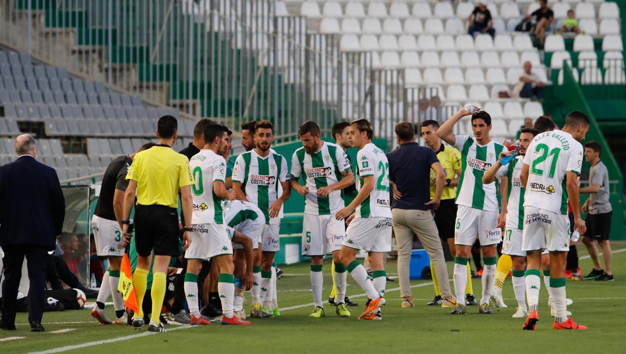 La plantilla del Córdoba CF bebe agua en uno de los parones ante Osasuna