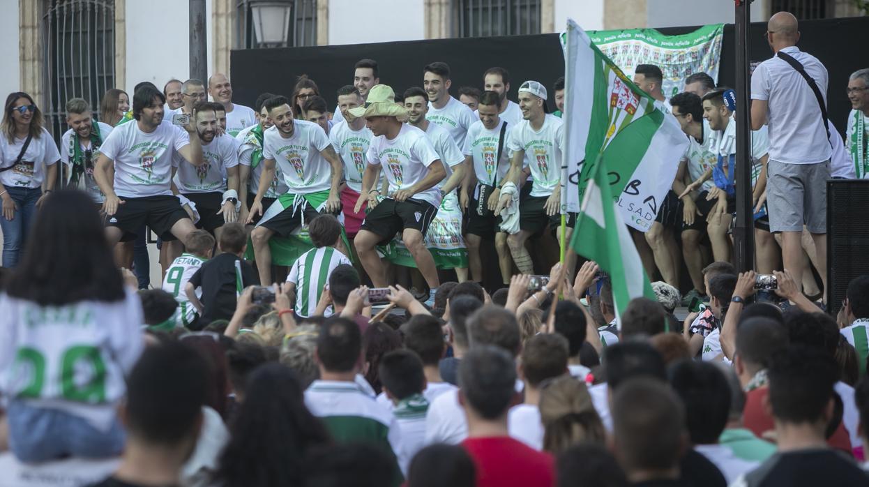 La plantilla del Córdoba Futsal celebra el ascenso en la plaza de las Tendillas
