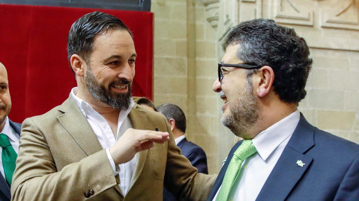 El líder nacional de VOX, Santiago Abascal, y el diputado de esa formación, el juez Francisco Serrano