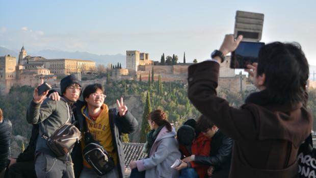 Denuncian la expulsión de turistas en la Alhambra «por hacer fotos e ir al baño»