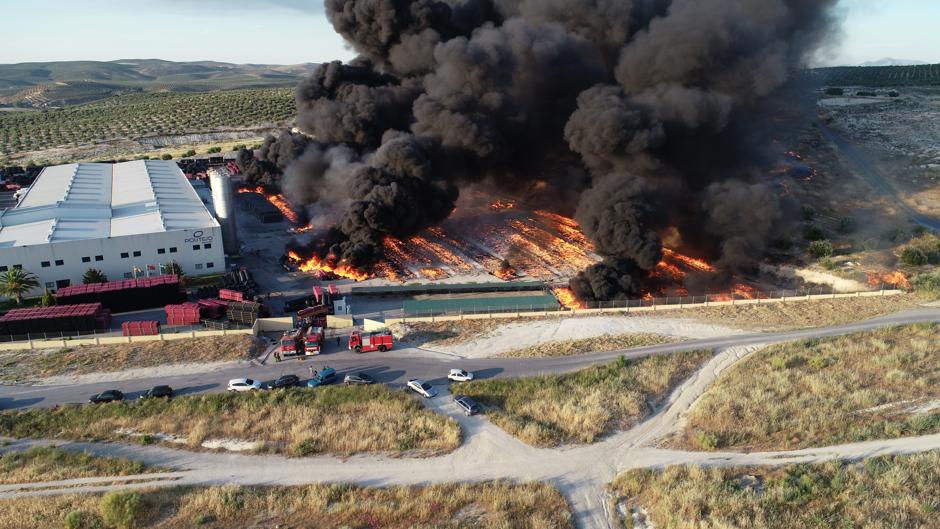 Extinguido el espectacular incendio de una planta de tubos de plástico en Baena