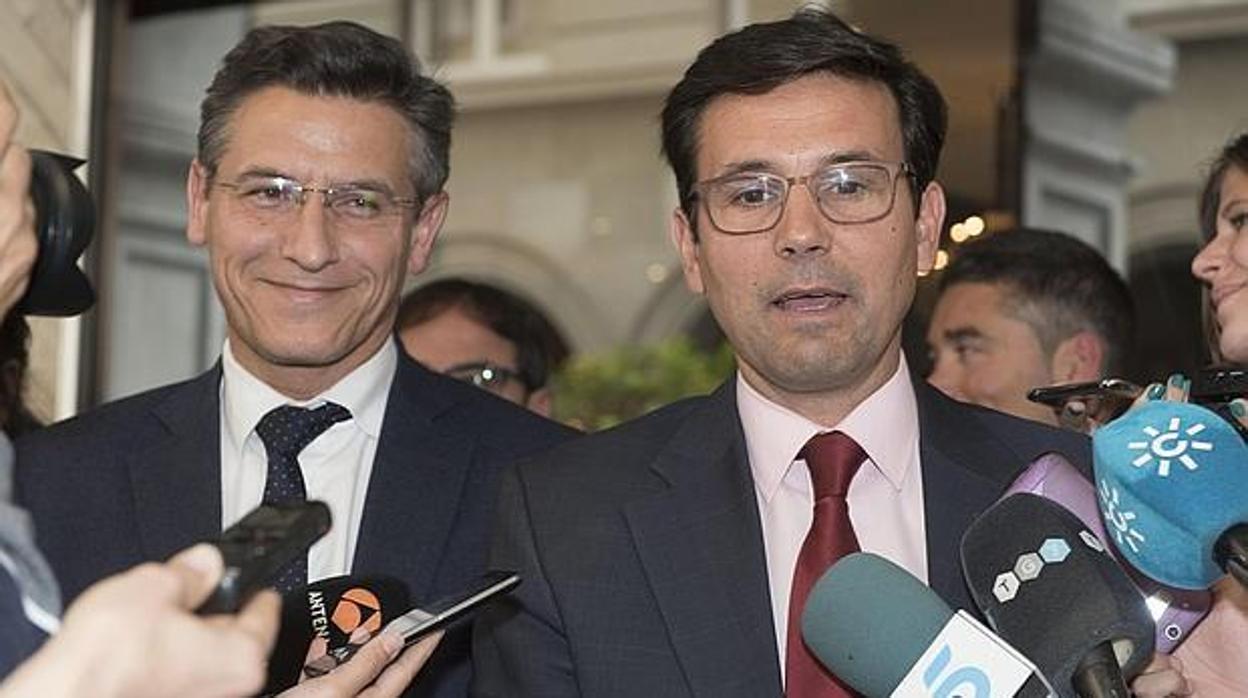 El candidato de Ciudadanos, Luis Salvador, junto al socialista Francisco Cuenca, cuando alcanzaron un acuerdo de investidura en 2015.
