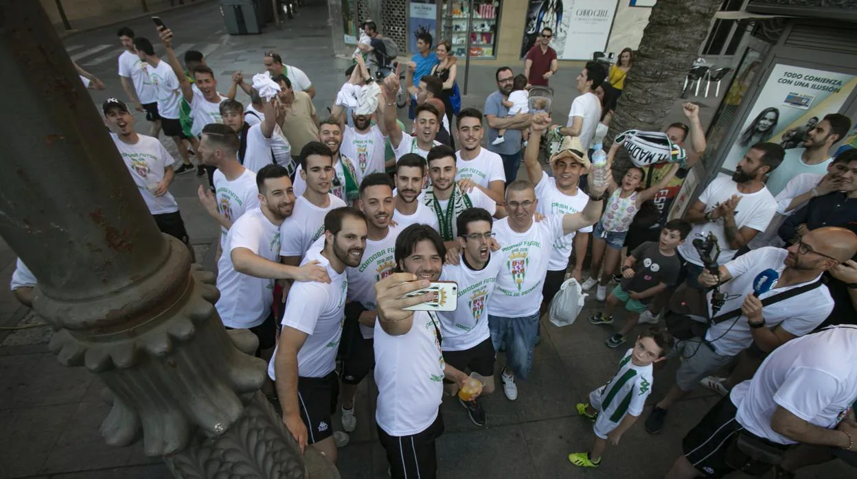 La plantilla del Córdoba Futsal se hace un «selfie» en la celebración en las Tendillas