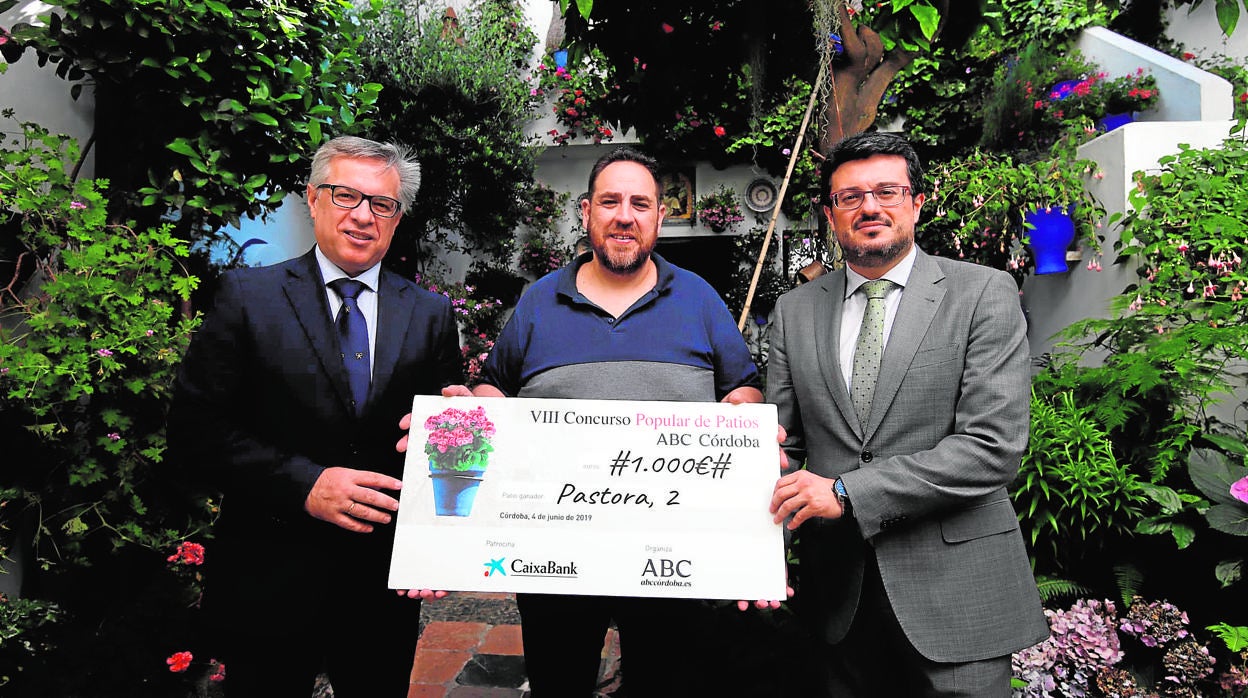 Antonio M. García, Rafael Barón y Francisco J. Poyato, portan el cheque del ganador en Pastora, 2