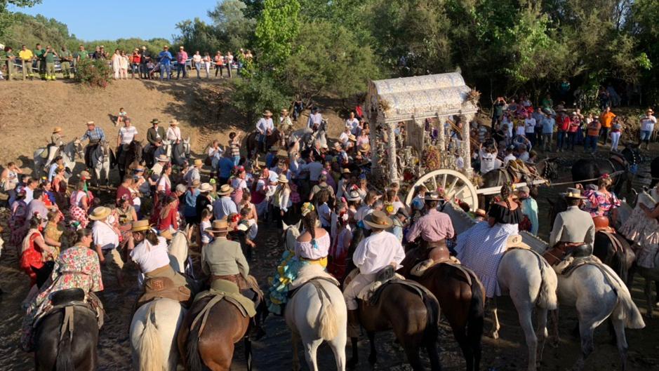 Así pasó la hermandad del Rocío de Córdoba el Vado del Quema