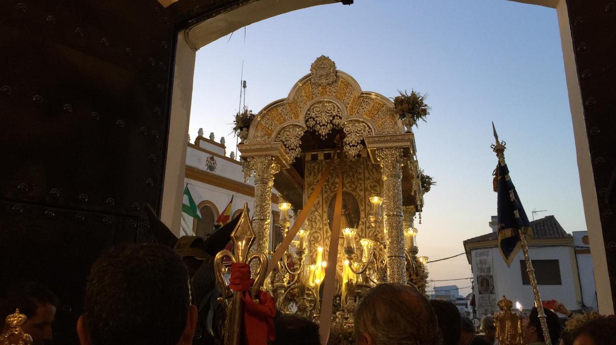 La carreta del simpecado de Córdoba, al llegar a la iglesia de Villamanrique