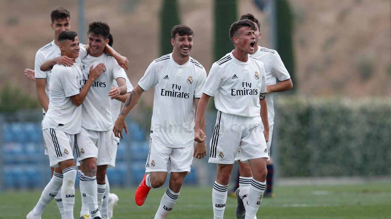 El cordobés Antonio Blanco celebra el golazo desde el centro del campo