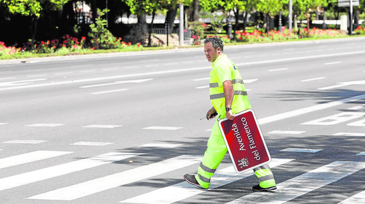 Un operario municipal, ayer, con la nueva rotulación de la avenida Conde de Vallellano