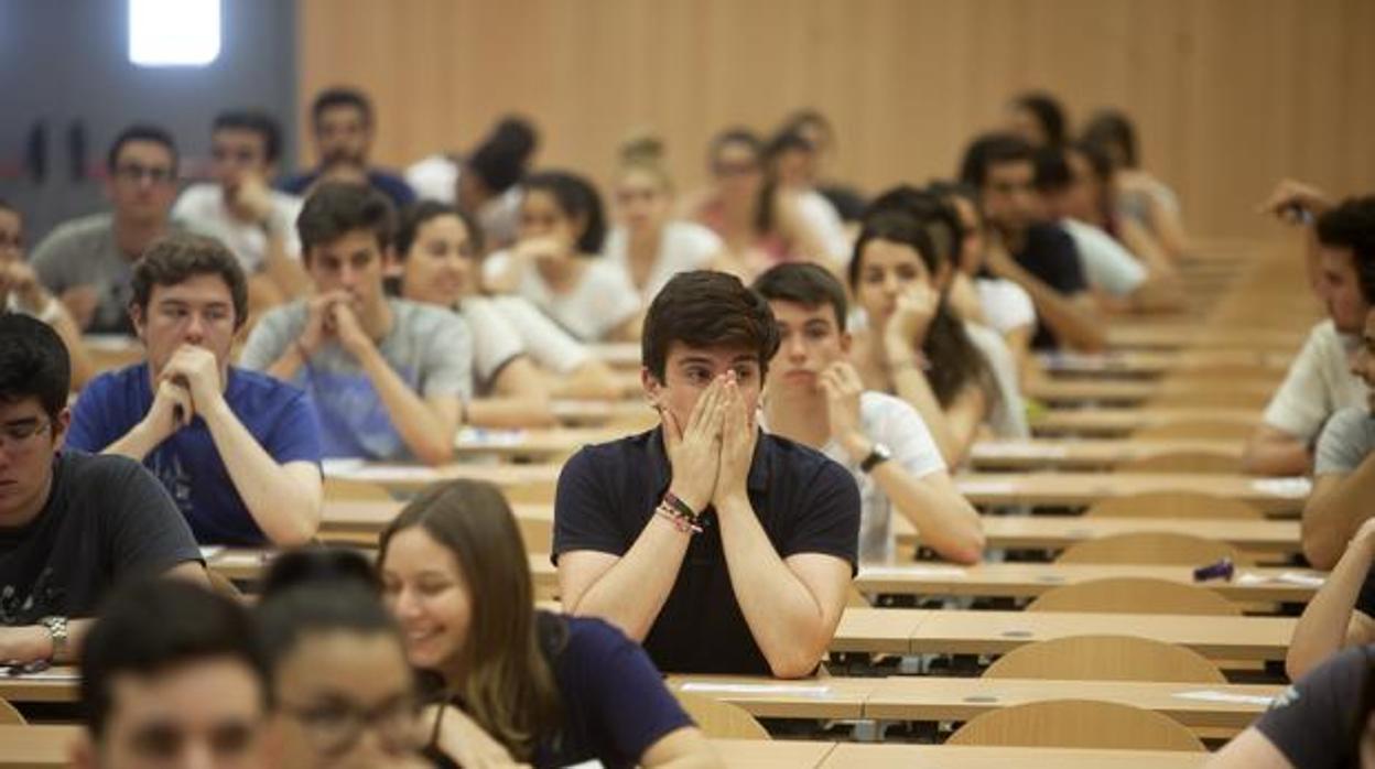 Estudiantes durante las pruebas de Selectividad