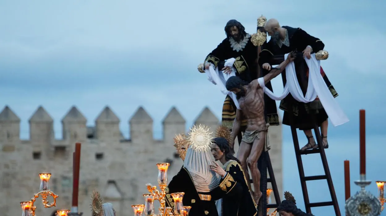 El misterio del Descendimiento, en el Puente Romano de Córdoba el Viernes Santo de 2019