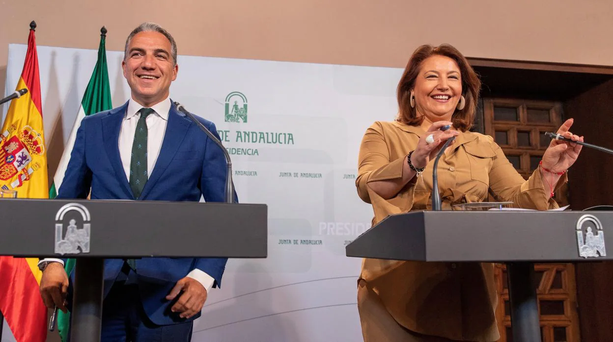 La consejera de Agricultura, Carmen Crespo, y el consejero de Presidencia, Elías Bendodo