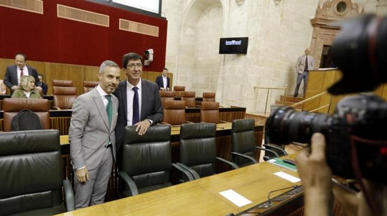 Los consejeros Juan Bravo y Juan Marín en el Parlamento andaluz este miércoles