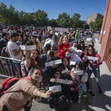 Jóvenes con las entradas del concierto