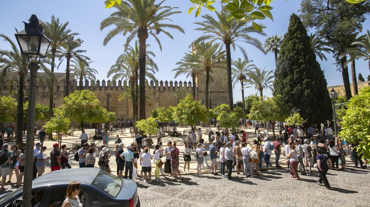 Colas de turistas en el Alcázar