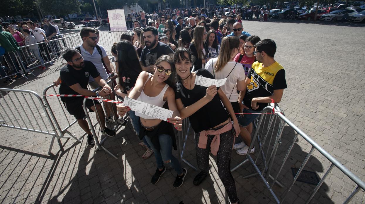 Dos jóvenes con sus entradas para el concierto de Rosalía