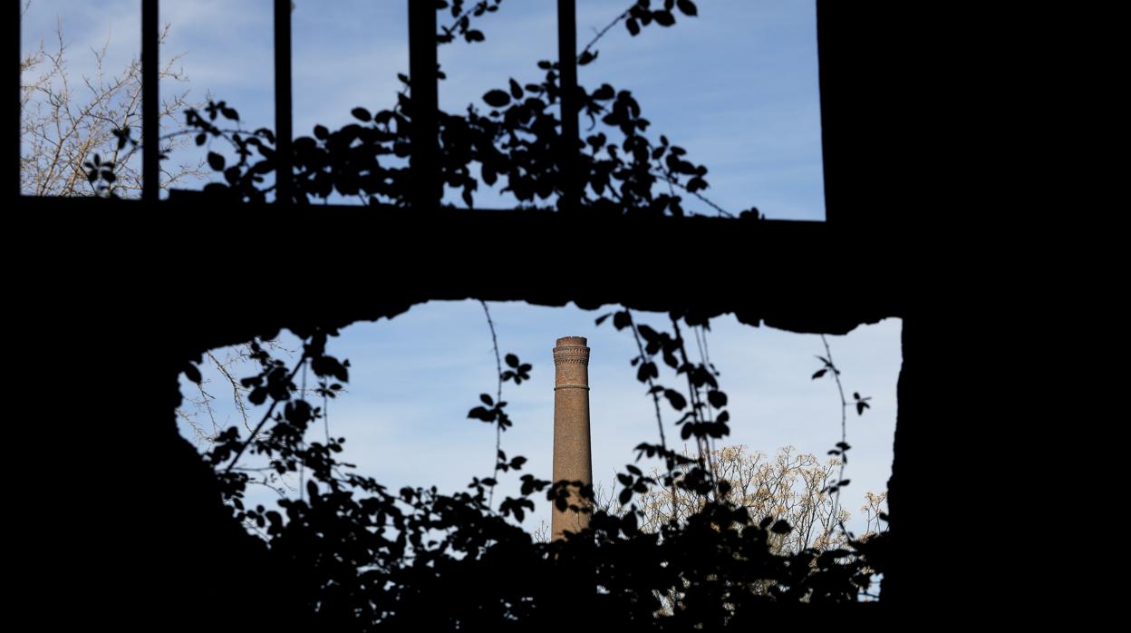 Imagen de una de las chimeneas del cerco industrial de Peñarroya-Pueblonuevo