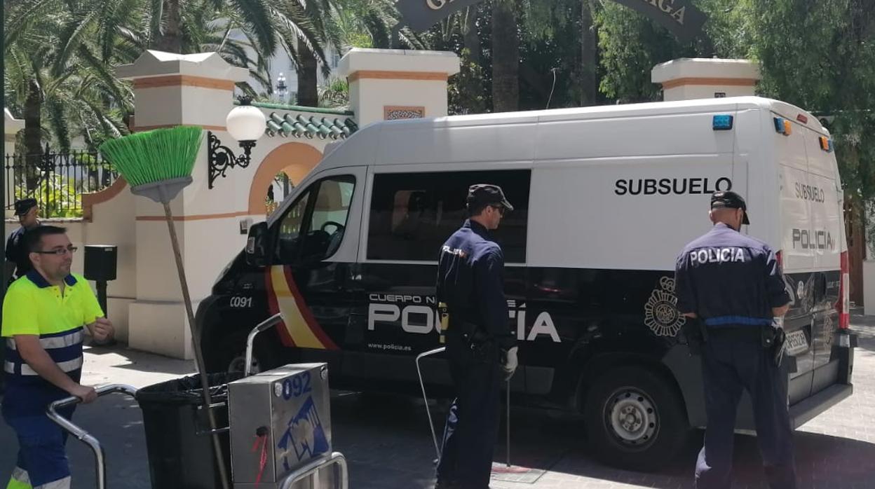 Llegada de los efectivos policiales al hotel Miramar en Málaga