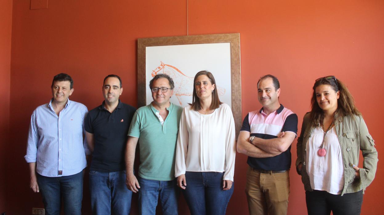 Foto de familia, ayer tras la firma del acuerdo de gobierno para Baena de PP y Cs