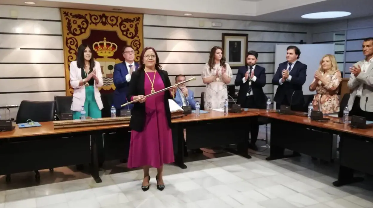 Aurora Águedo, con el bastón de mando, tras su reeleción como regidora