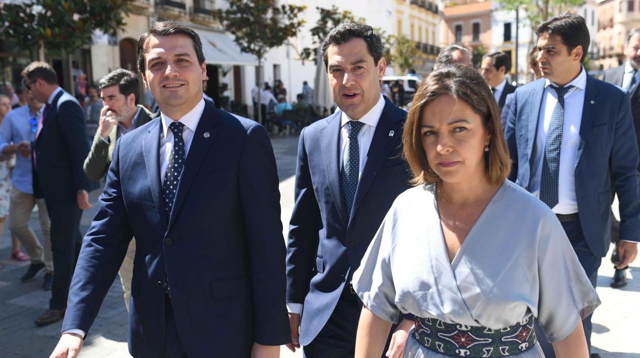 José María Bellido, Juan Manuel Moreno e Isabel Ambrosio a su llegada al Pleno del Ayuntamiento de Córdoba