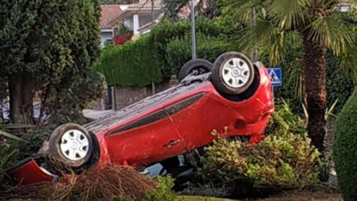 El coche ha volcado en la rotonda de La Arruzafa