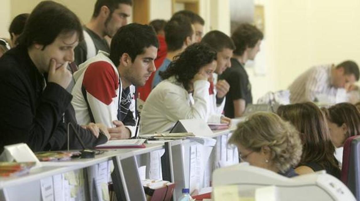 Alumnos matriculándose en la Universidad