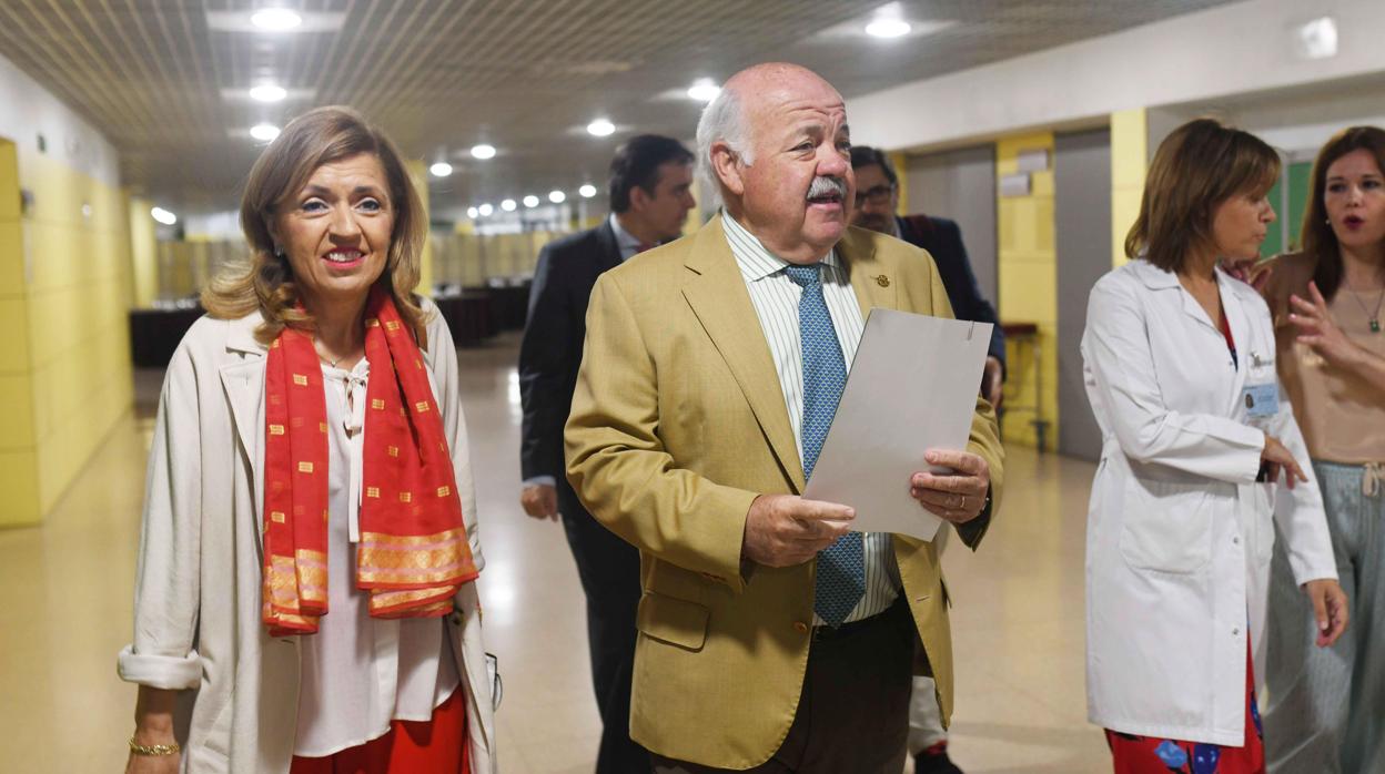 María Jesús Botella junto al consejero Jesús Aguirre en el hospital Reina Sofía