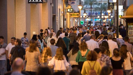 Ambiente en la calle Gondomar durante la pasada «Shopping Night»